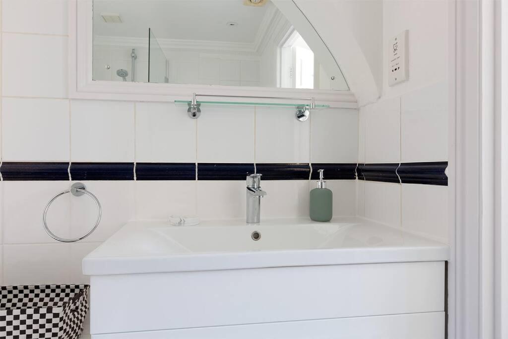 Spacious 3 Bedroom Flat With Terrace ลอนดอน ภายนอก รูปภาพ